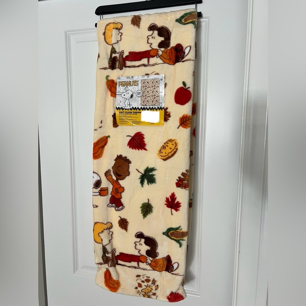 NWT Snoopy Peanuts Cream and Brown Fall Autumn Blanket